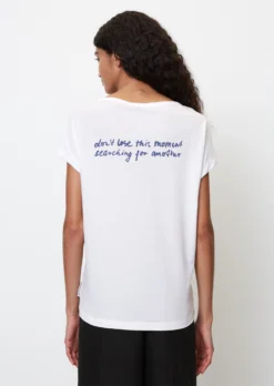 Marc O'Polo T-shirt With Floral Prints In A Loose Fit Made Of Lightweight Single Jersey -Schlichte Eleganz 95091555d100b876f71175ce2a096c6f scaled