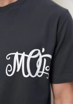 Marc O'Polo T-shirt Regular With An Elegant, Curved Logo Print -Schlichte Eleganz 99f96a2b9dc0cdc4813bc2b0c222c34f scaled