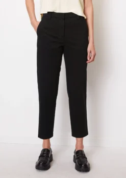 Marc O'Polo KALNI Tapered Chinos Made Of Organic Stretch Cotton -Schlichte Eleganz 9aa7cef2065a1110bd6ec15976a8f1af scaled