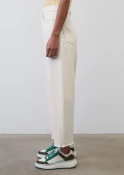 Marc O'Polo FEPPLA Barrel Leg Cropped Jeans Made Of A Natural Organic Cotton And Linen Blend 14 Marc O'Polo FEPPLA Barrel Leg Cropped Jeans Made Of A Natural Organic Cotton And Linen Blend -Schlichte Eleganz 9bab436236d8d7a456875a3699cc0882 scaled