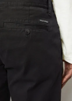 Marc O'Polo STIG Tapered Chinos In Dobby Fabric -Schlichte Eleganz 9ce4d3813b8af96a543b1a8fed302251 scaled