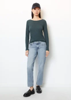 Marc O'Polo Long Sleeve Top With A Bateau Neckline In A Regular Fit In Organic Cotton Slub Jersey -Schlichte Eleganz 9d4f560e4938620f82e1764bafaa483f scaled