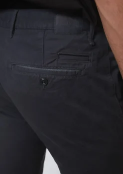 Marc O'Polo Chinos MALMÖ Slim Model Made Of Organic Cotton Twill 12 Marc O'Polo Chinos MALMÖ Slim Model Made Of Organic Cotton Twill -Schlichte Eleganz 9d5d04bb350973797274246cde92fd94 scaled