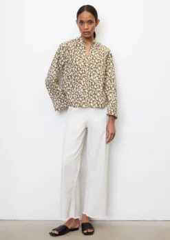 Marc O'Polo V-neck Blouse With An All-over Print Made Of Paper Touch Poplin -Schlichte Eleganz a072e90a451a4aa64a7a5f8868ff98a9 scaled