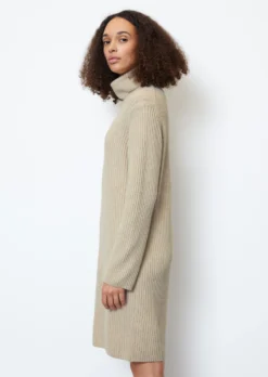 Marc O'Polo Ribbed Knit Dress With Turtleneck Made Of A New Wool And Cotton Blend -Schlichte Eleganz a4afab415a4ffe726681d6084351bec3 scaled