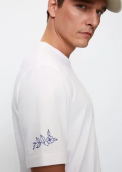 Marc O'Polo T-shirt Regular With Floral Embroidery 13 Marc O'Polo T-shirt Regular With Floral Embroidery -Schlichte Eleganz a5ba9840f978435da899a83f9e38b022 scaled