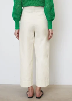 Marc O'Polo Barrel Trousers With A Belt Made Of An Organic Cotton And Linen Blend 11 Marc O'Polo Barrel Trousers With A Belt Made Of An Organic Cotton And Linen Blend -Schlichte Eleganz a8f42d03ebcb4283e4ba5227af23d46c scaled