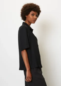 Marc O'Polo Flowing Short-sleeved Blouse Made From Viscose Twill -Schlichte Eleganz a9af5de42e6e1ff280e08025f0dba340 scaled