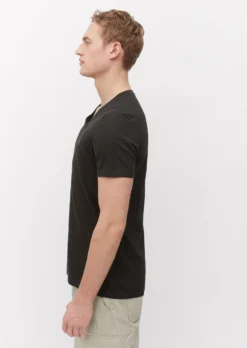 Marc O'Polo V-neck T-shirt In A Regular Fit Made Of Pure Organic Cotton -Schlichte Eleganz aa333972bab066727cddd8189815ee77 scaled