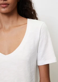 Marc O'Polo V-neck T-shirt In A Regular Fit In Organic Cotton Slub Jersey -Schlichte Eleganz ad9788c4afc40cd9a87d737f01880269 scaled