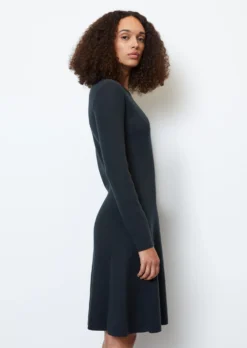 Marc O'Polo DfC Knit Dress Shaped Made From Heavy Organic Cotton -Schlichte Eleganz ae7bbb4a6376902bff5064563f4d021b scaled