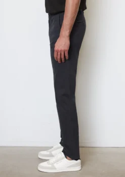 Marc O'Polo Chinos MALMÖ Slim Model Made Of Organic Cotton Twill 13 Marc O'Polo Chinos MALMÖ Slim Model Made Of Organic Cotton Twill -Schlichte Eleganz aeb096bce2b07156edecf27c4a10db08 scaled