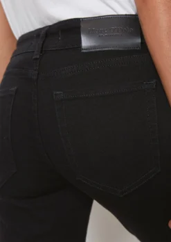 Marc O'Polo ALBY Straight Jeans Made Of A Stretchy Blend Of Organic Cotton And Lyocell -Schlichte Eleganz b29ae6bbfcb6fbc12656eee85b6620ce scaled