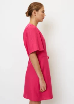 Marc O'Polo Short Linen Wrap Dress With Flounce Sleeves -Schlichte Eleganz b4f71d6c792e5564cd7478cd99e2eb78 scaled