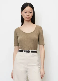 Marc O'Polo Basic T-shirt In A Straight Fit Made Of Slub Jersey -Schlichte Eleganz b6653a23ffe551dc2bde20c6962aa89a scaled