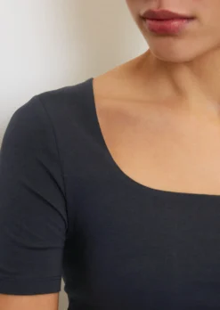 Marc O'Polo T-shirt With A Square Neckline Made Of Stretch Single Jersey -Schlichte Eleganz bab1bfd56419ed697a54e9f19e85c233 scaled