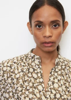 Marc O'Polo V-neck Blouse With An All-over Print Made Of Paper Touch Poplin -Schlichte Eleganz bb18096dd1745efd7d0c0de3d5683a5b scaled