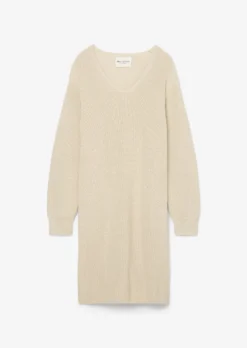 Marc O'Polo Knitted V-neck Dress Made From Heavy Weight Organic Cotton -Schlichte Eleganz bcb4fb03c22e8c2620df02c3231234fc scaled