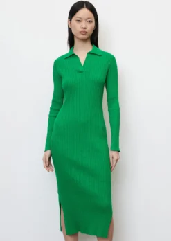 Marc O'Polo Rib Knit Dress With A Polo Collar Made Of An Organic Cotton And Linen Blend -Schlichte Eleganz be66d204d59d7845d1b463fb7730cd2d scaled