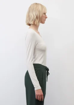 Marc O'Polo Ribbed Jersey Round Neck Long Sleeve Top Made Of A Soft Organic Cotton Blend -Schlichte Eleganz c4586c2a4055d2aef6e6540362b10a90 scaled