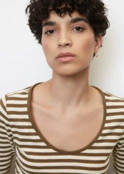 Marc O'Polo Striped T-shirt With A Deep Round Neckline, Regular Fit Made Of Organic Cotton -Schlichte Eleganz cb45c9868081072e84efee9adb0cbc92 scaled