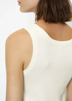 Marc O'Polo Ribbed Jersey Tank Top Made Of Organic Stretch Cotton Fabric -Schlichte Eleganz d0310bf2f1c0c84072e84bd380b31f3d scaled