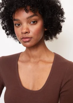 Marc O'Polo Short-sleeved Knitted Jumper With A Square Neckline Made Of Organic Cotton -Schlichte Eleganz d17ead06930d3659bd277c1b6a506c8a scaled