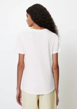 Marc O'Polo V-neck T-shirt In A Regular Fit In Organic Cotton Slub Jersey -Schlichte Eleganz d1ace2b2e96de4bc48b2177a42a1c6ee scaled