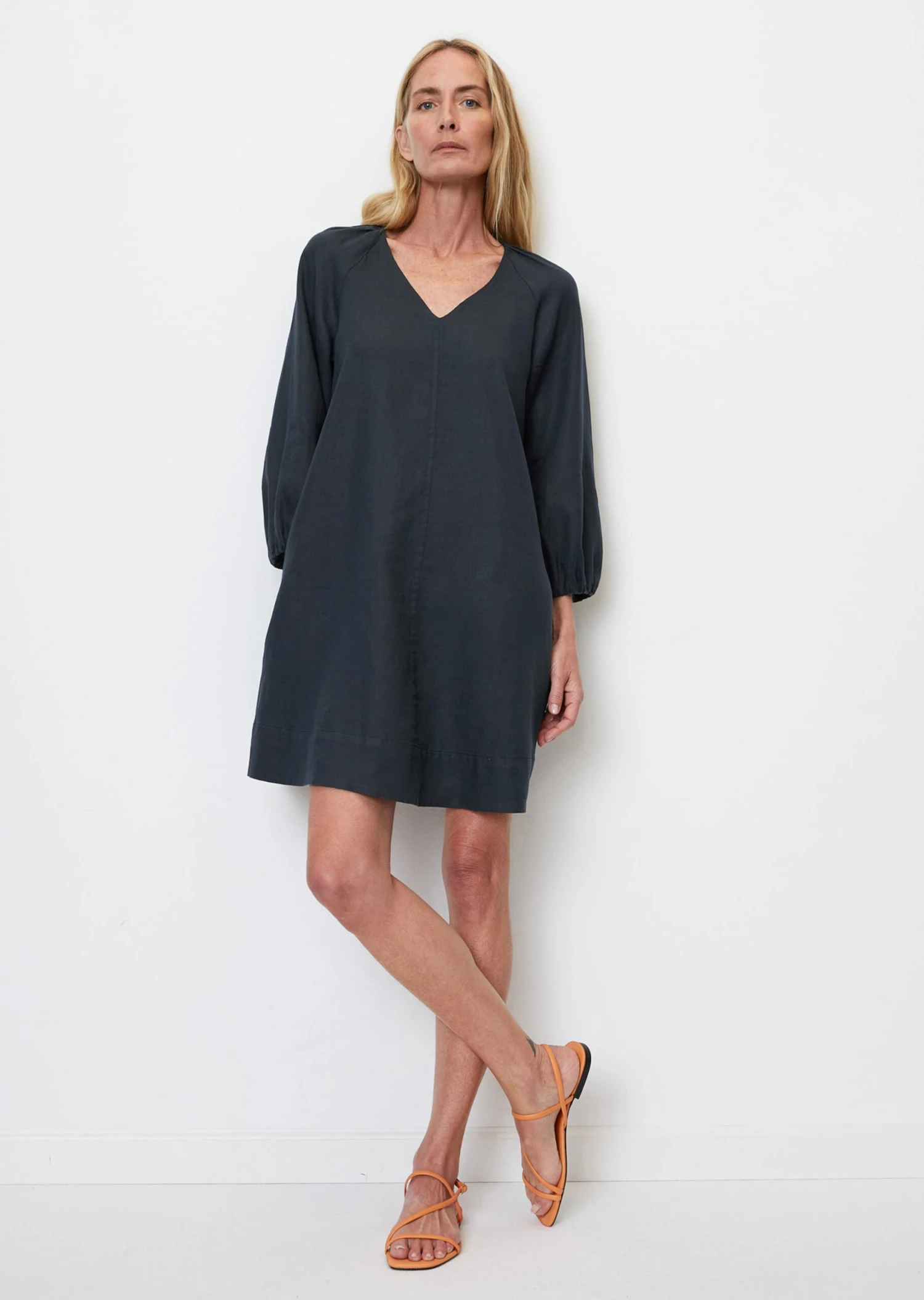 Marc O'Polo Short V-neck Linen Dress In An A-line Design 2 Marc O'Polo Short V-neck Linen Dress In An A-line Design – Bild 2