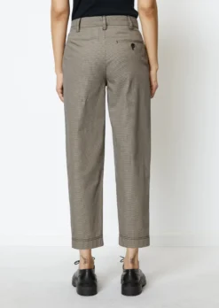 Marc O'Polo Chino Model KALNI Relaxed With Mini Pepita Pattern 11 Marc O'Polo Chino Model KALNI Relaxed With Mini Pepita Pattern -Schlichte Eleganz d9a7bd22c4dfe2bc60cd1301d562d13b scaled