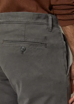 Marc O'Polo STIG Shaped Chinos Made From Organic Cotton Mix -Schlichte Eleganz dc939294763f4e1b018fdca702a44062 scaled