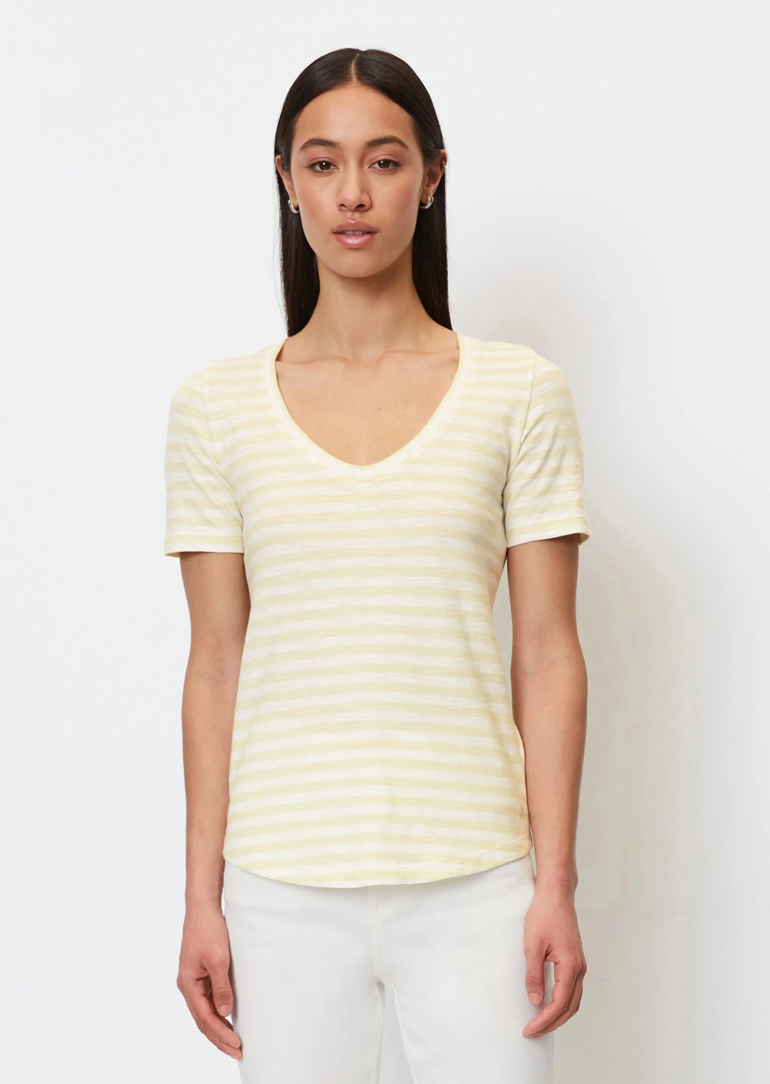 Marc O'Polo Striped V-neck T-shirt In A Regular Fit In Organic Cotton Slub Jersey 4 Marc O'Polo Striped V-neck T-shirt In A Regular Fit In Organic Cotton Slub Jersey – Bild 4