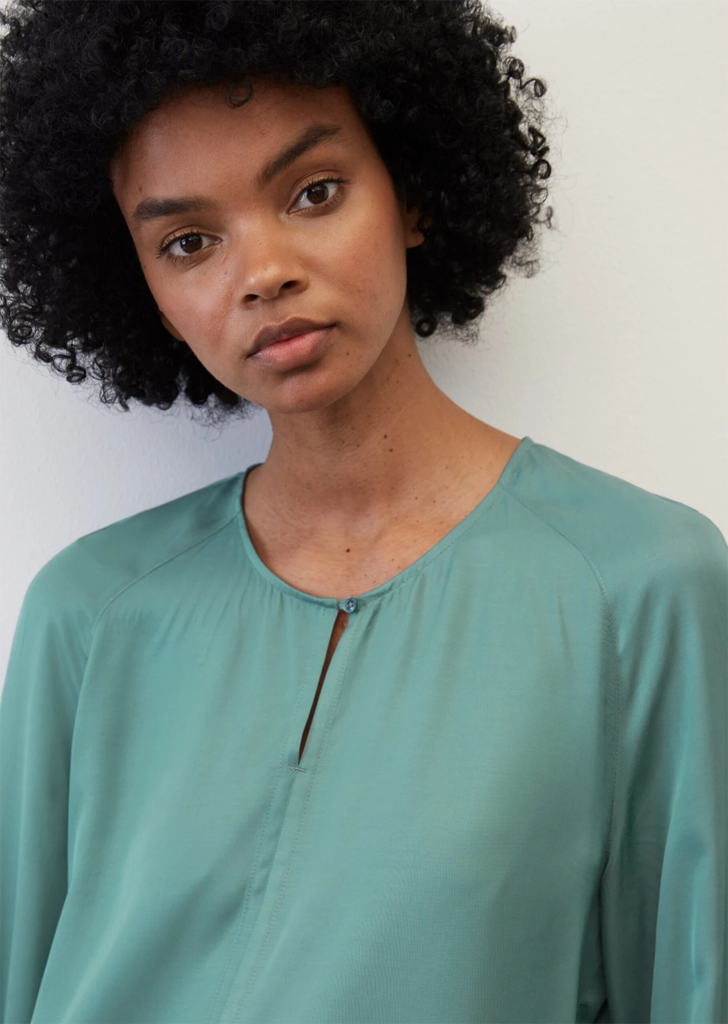 Marc O'Polo Round-neck Blouse With Voluminous Sleeves From LENZING™ ECOVERO™ 5 Marc O'Polo Round-neck Blouse With Voluminous Sleeves From LENZING™ ECOVERO™ – Bild 5