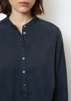 Marc O'Polo Flowing Blouse With Stand Up Collar From Tencel™-Lyocell -Schlichte Eleganz e004b7414043e1ed9bf9a3b3b5196ddb scaled