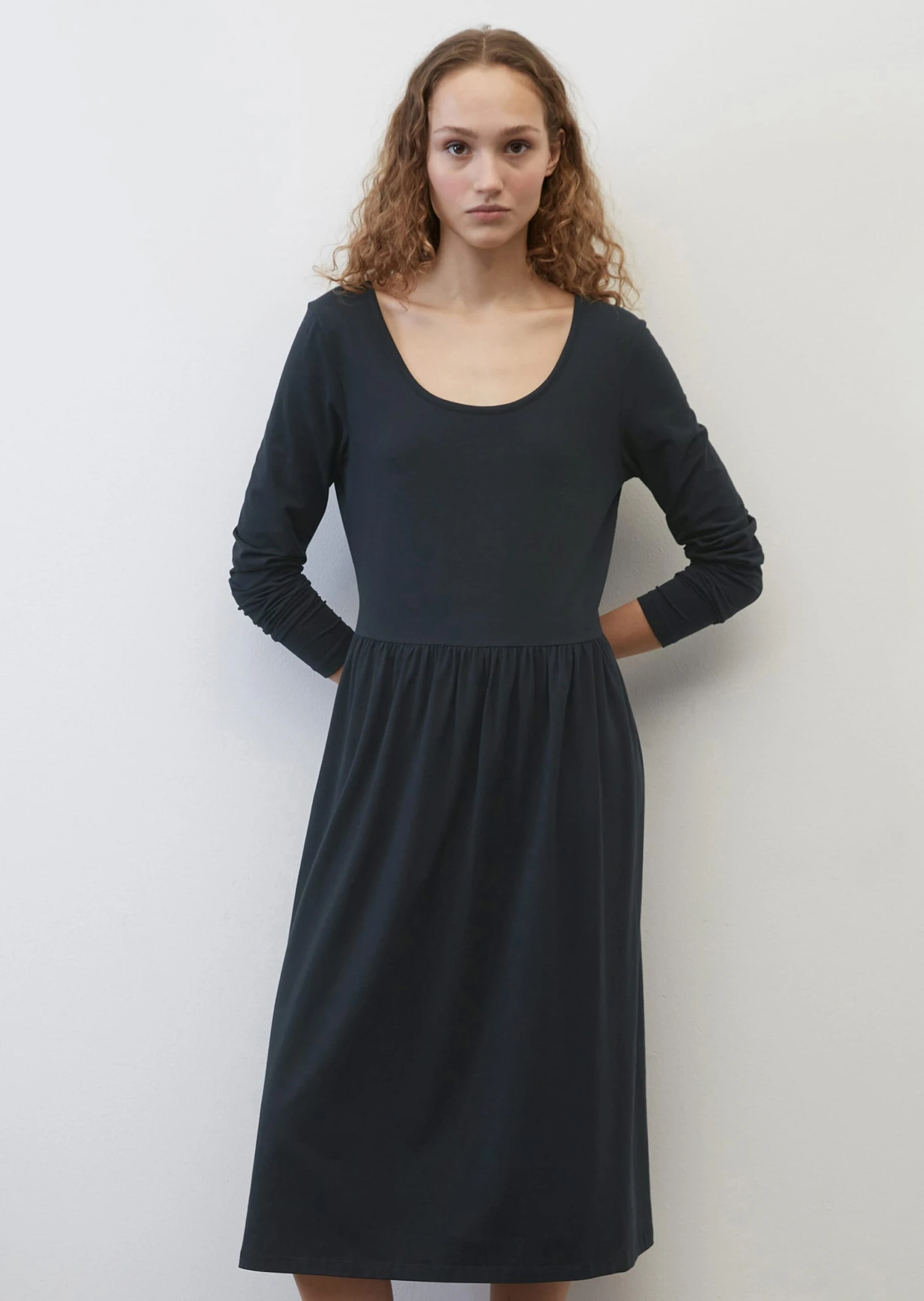 Marc O'Polo Jersey Dress With A Wide Skirt Made Of OCS Blended TENCEL™ Modal 4 Marc O'Polo Jersey Dress With A Wide Skirt Made Of OCS Blended TENCEL™ Modal – Bild 4