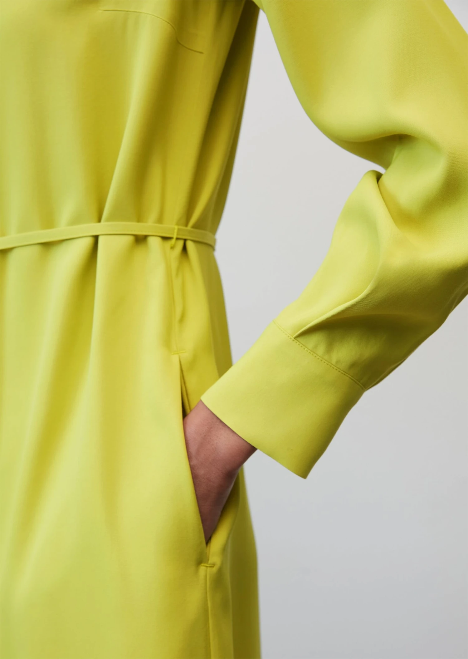 Marc O'Polo Shirt Dress In A Midi Length Made Of Flowing Viscose 5 Marc O'Polo Shirt Dress In A Midi Length Made Of Flowing Viscose – Bild 5