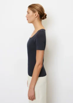 Marc O'Polo T-shirt With A Square Neckline Made Of Stretch Single Jersey -Schlichte Eleganz e378908df8cf6335e65f32492bd01121 scaled