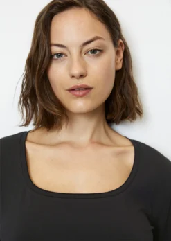 Marc O'Polo Longsleeve With Square Neckline Regular Made From OCS Blended TENCEL™ Lyocell -Schlichte Eleganz e3aa01d0b3fdc201cf6d7817e531019d scaled