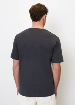 Marc O'Polo T-shirt Regular With An Elegant, Curved Logo Print -Schlichte Eleganz e5ff4d57ec41bb09101e9bcd4c79edf3 scaled