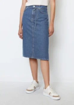 Marc O'Polo Denim Midi Skirt With Waist Belt In An Organic Cotton/lyocell Blend -Schlichte Eleganz e76e8f80e9113141f24110c8c76fd396 scaled