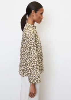 Marc O'Polo V-neck Blouse With An All-over Print Made Of Paper Touch Poplin -Schlichte Eleganz e86e70e343ca826675cd1aaf505b4b87 scaled