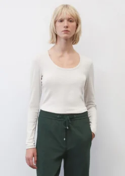 Marc O'Polo Ribbed Jersey Round Neck Long Sleeve Top Made Of A Soft Organic Cotton Blend -Schlichte Eleganz ec02721cc664fa6ceaec01ef88432123 scaled
