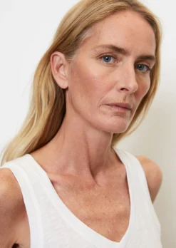 Marc O'Polo V-neck Top Regular In Organic Cotton Slub Jersey -Schlichte Eleganz ee17519c02d20e40deac685483522f55 scaled