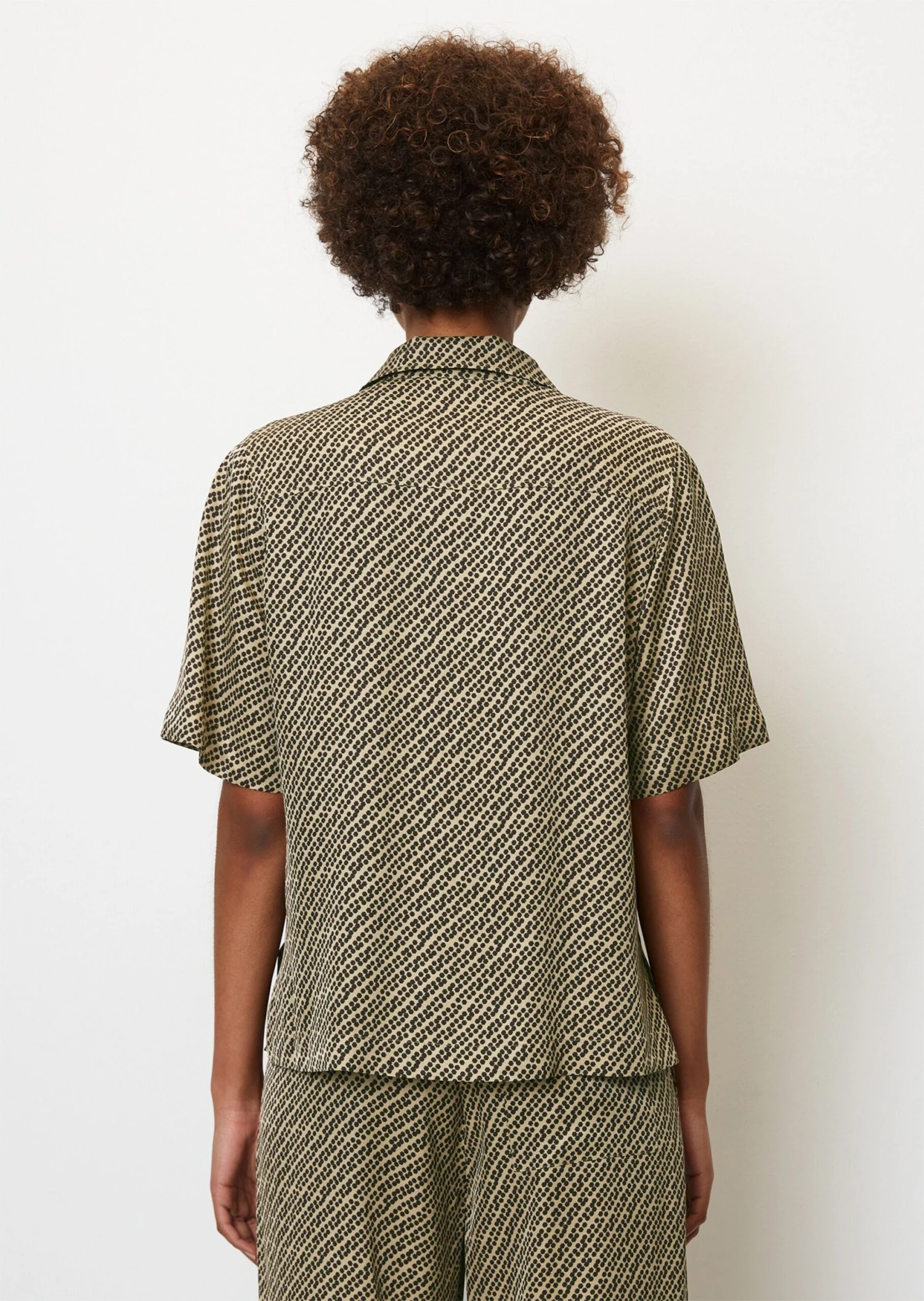 Marc O'Polo Flowing Printed Short-sleeved Blouse Made From Viscose Twill 3 Marc O'Polo Flowing Printed Short-sleeved Blouse Made From Viscose Twill – Bild 3