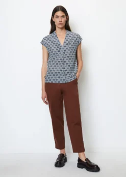 Marc O'Polo Sleeveless V-neck Blouse In A Regular Fit Made From A Soft Organic Cotton/viscose Blend -Schlichte Eleganz f089fa5eaf345fe570f21e2f6f84ef79 scaled