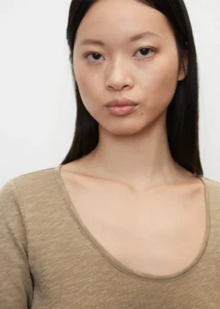 Marc O'Polo Basic T-shirt In A Straight Fit Made Of Slub Jersey -Schlichte Eleganz f5f753d67a5b1b13adad82f16338974e scaled