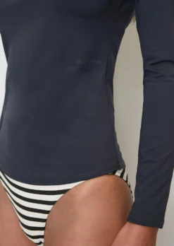 Marc O'Polo Long Sleeve Rash Guard Made Of Recycled Material 10 Marc O'Polo Long Sleeve Rash Guard Made Of Recycled Material -Schlichte Eleganz f912796cf9887b7edd23928cbd805d0e scaled