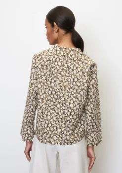 Marc O'Polo V-neck Blouse With An All-over Print Made Of Paper Touch Poplin -Schlichte Eleganz faf07455342e571882aad61af4faa9ad scaled