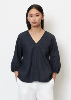 Marc O'Polo V-neck Blouse With Gathered Details In A Mix Of Materials -Schlichte Eleganz fbdba66a1693a8b72732e927c8dc857d scaled