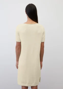 Marc O'Polo Relaxed Short-sleeved Knitted Dress In A Blend Of Organic Cotton, Viscose And Linen -Schlichte Eleganz fd363682096efd854fae24dfc0ada3d8 scaled